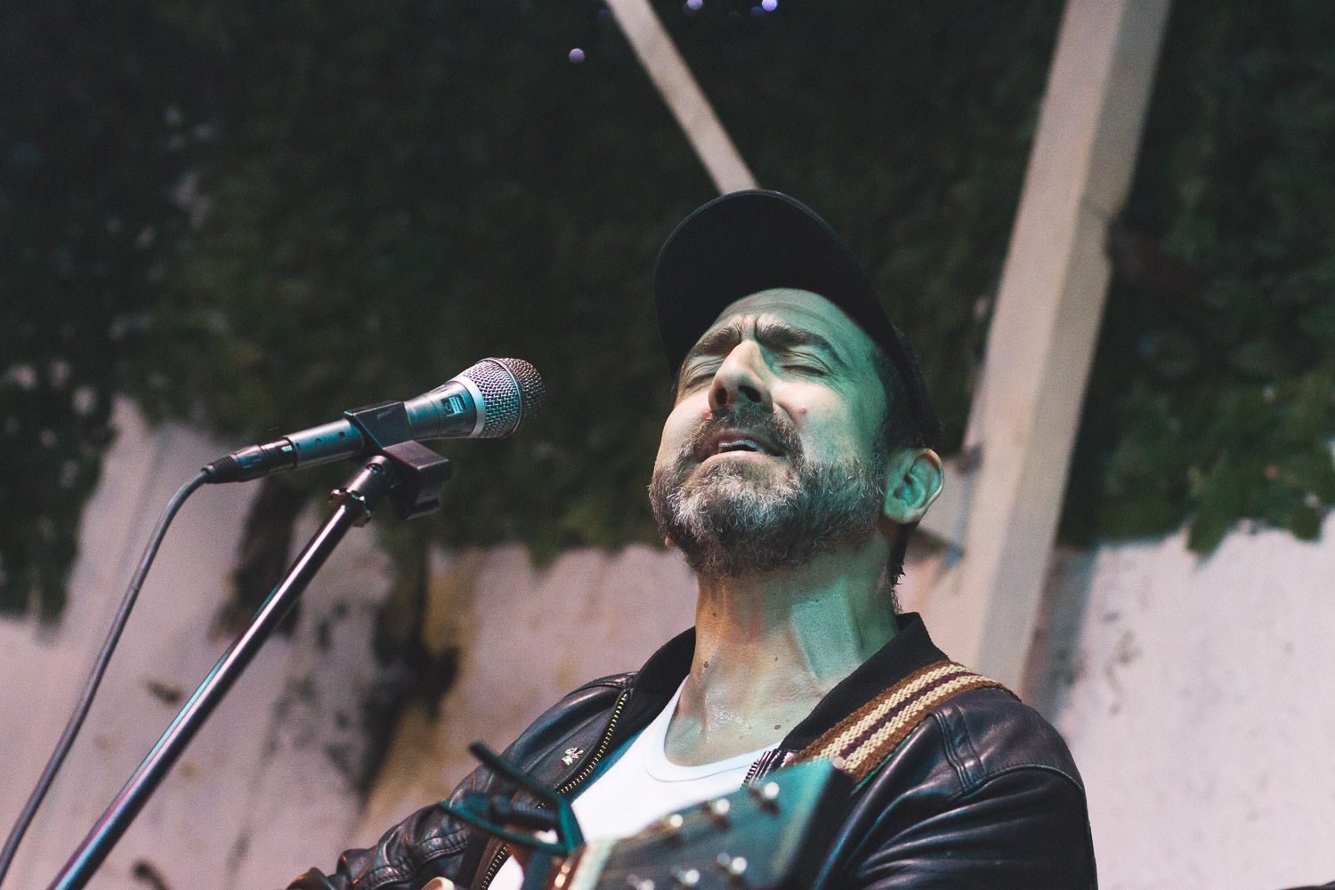 Angelo Pierattini canta con los ojos cerrados frente al micrófono.