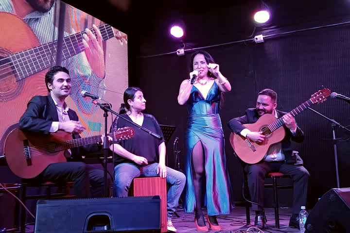 Los Chasquis, dúo peruano-chileno, cantando acompañados de guitarras y cajón.