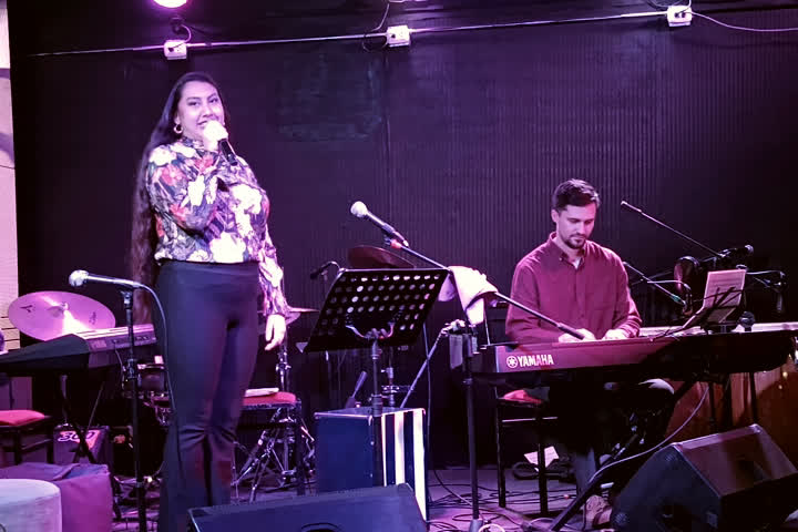 Milena Antonia cantando junto a Nicolás Pimentel en los teclados.